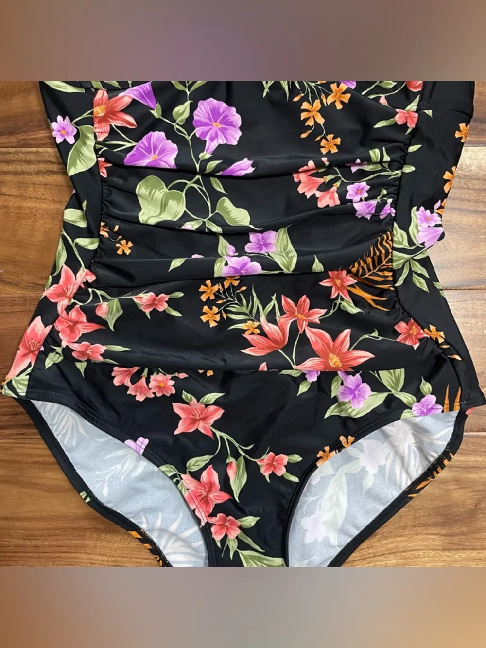 Shade & Shore Women's Full Coverage Tummy Control One
Piece Swimsuit Floral M - Picture 5 of 11